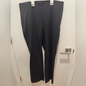 Smooth fit high rise pant.